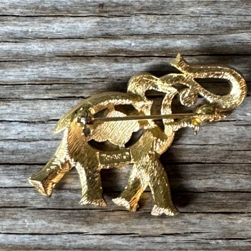 Vintage Crown Trifari Elephant Brooch Gold Tone Enamel Red Green Blue Pin 1.5” - Picture 3 of 7